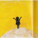Une petite silhouette noire d'une petite fille les bras lev&eacute;s vers le haut, sur un fond jaune-orang&eacute;