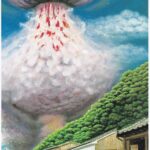 Illustration peinte repr&eacute;sentant l&rsquo;explosion atomique au-dessus de Nagasaki. Au centre de l&rsquo;image, un immense nuage en forme de champignon s&rsquo;&eacute;l&egrave;ve dans le ciel. La partie sup&eacute;rieure forme une masse arrondie, dense et nuageuse, teint&eacute;e de gris, de blanc et de nuances ros&eacute;es, stri&eacute;e de tra&icirc;n&eacute;es rouges. Depuis cette masse, une colonne verticale descend vers le sol, compos&eacute;e de fum&eacute;es &eacute;paisses, blanches et grises, travers&eacute;es de fragments rouges et orang&eacute;s. Le ciel autour du champignon est bleu, partiellement couvert de nuages. &Agrave; la base du nuage, une zone plus sombre et diffuse marque le point d&rsquo;impact. Au premier plan, sur la droite, des maisons traditionnelles japonaises en bois sont visibles, avec balcons et toits en tuiles. Elles semblent intactes pour le moment. Derri&egrave;re ces habitations, une colline couverte d&rsquo;une v&eacute;g&eacute;tation dense et verte s&rsquo;&eacute;l&egrave;ve.